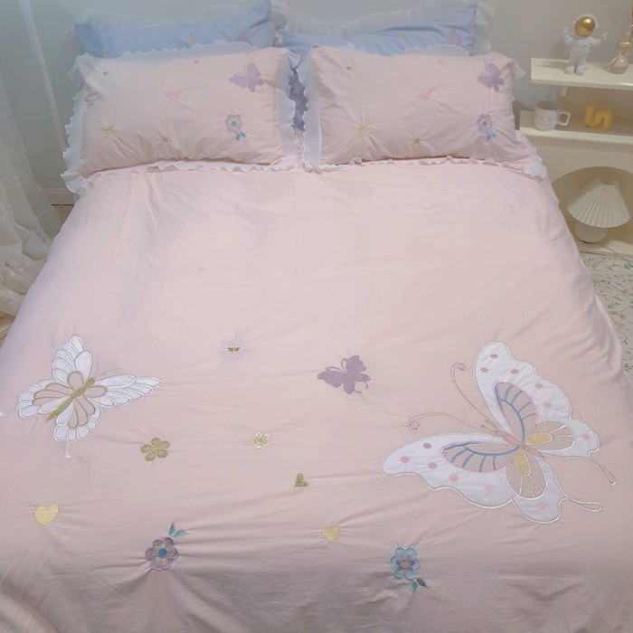 91家纺网 家纺一手货源 找家纺 2023新款A类母婴级全棉水洗棉绣花四件套--蝴蝶夫人系列实拍图 蝴蝶夫人-粉