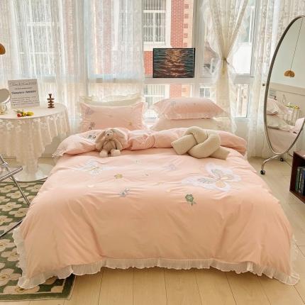 91家纺网 家纺一手货源 找家纺 （总）2023新款A类母婴级全棉水洗棉绣花四件套--蝴蝶夫人系列棚拍图