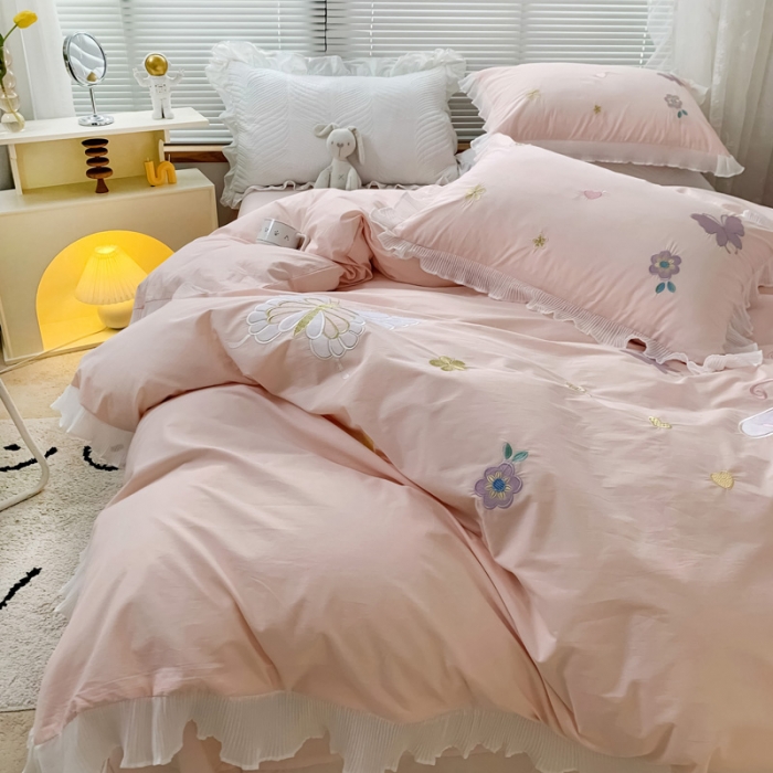 91家纺网 家纺一手货源 找家纺 （总）2023新款A类母婴级全棉水洗棉绣花四件套--蝴蝶夫人系列棚拍图