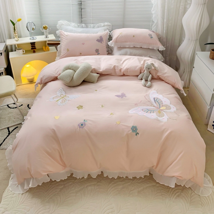 91家纺网 家纺一手货源 找家纺 （总）2023新款A类母婴级全棉水洗棉绣花四件套--蝴蝶夫人系列棚拍图