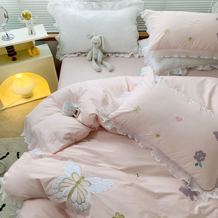 91家纺网 家纺一手货源 找家纺 （总）2023新款A类母婴级全棉水洗棉绣花四件套--蝴蝶夫人系列棚拍图