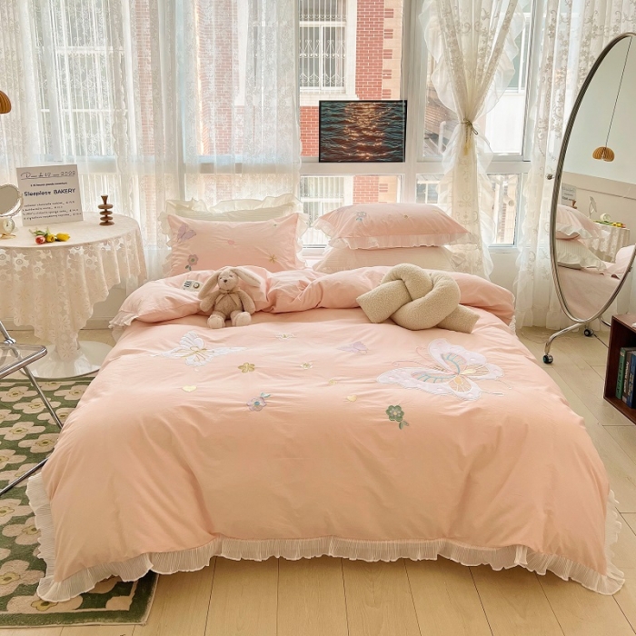 91家纺网 家纺一手货源 找家纺 2023新款A类母婴级全棉水洗棉绣花四件套--蝴蝶夫人系列棚拍图 蝴蝶夫人-粉