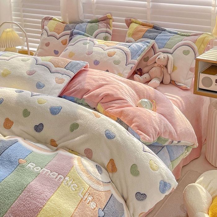 91家纺网 家纺一手货源 找家纺 宜家坊 2023新款高克重立体雪花绒四件套 系列一 爱心彩虹