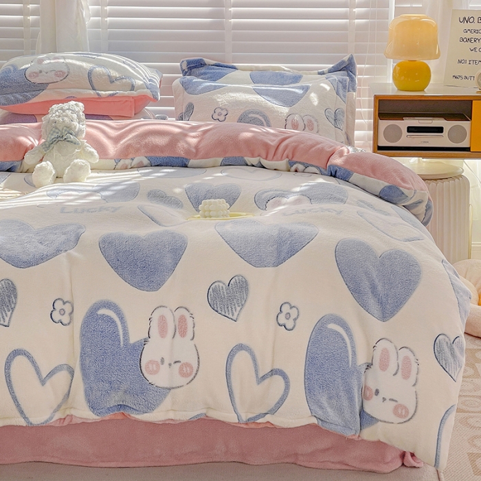 91家纺网 家纺一手货源 找家纺 宜家坊 2023新款高克重立体雪花绒四件套 系列一 爱心兔