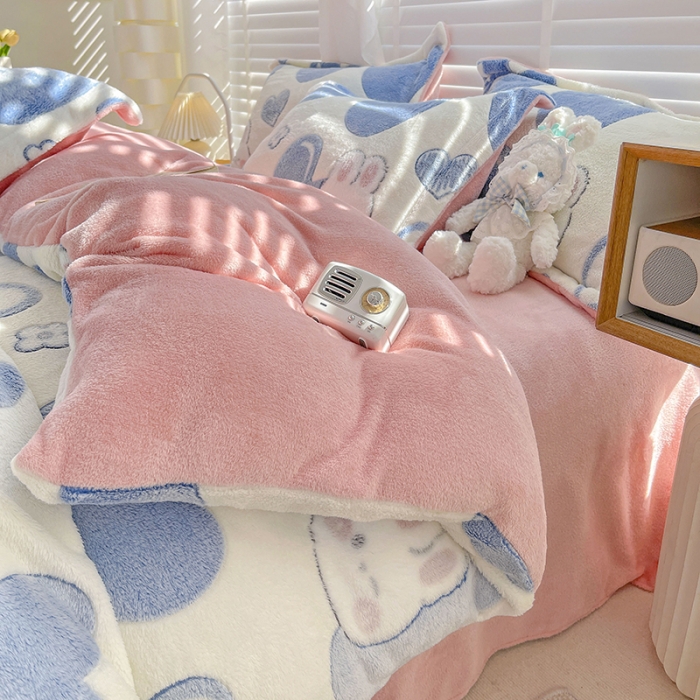 91家纺网 家纺一手货源 找家纺 宜家坊 2023新款高克重立体雪花绒四件套 系列一 爱心兔