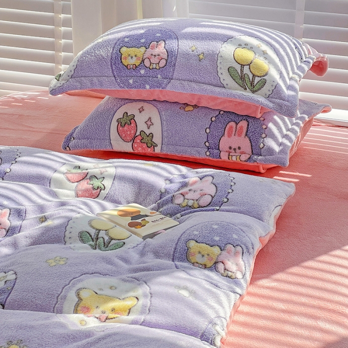 91家纺网 家纺一手货源 找家纺 宜家坊 2023新款高克重立体雪花绒四件套 系列一 草莓兔