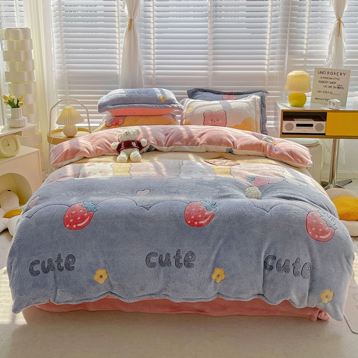 91家纺网 家纺一手货源 找家纺 宜家坊 2023新款高克重立体雪花绒四件套 系列一 草莓熊