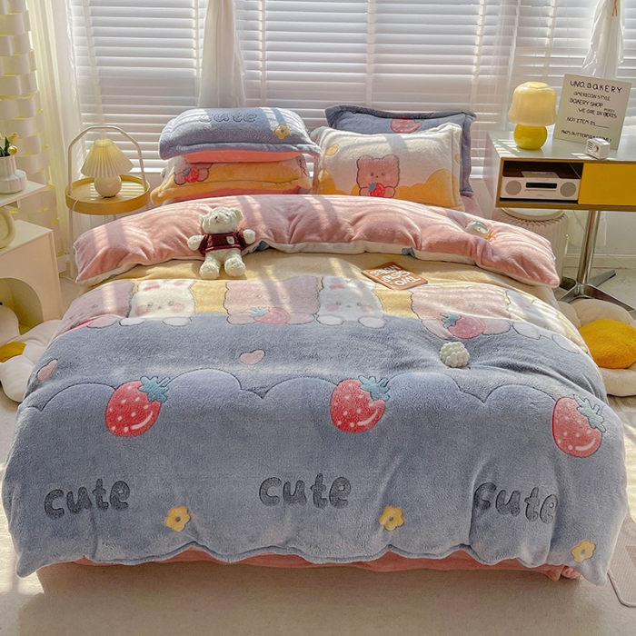 91家纺网 家纺一手货源 找家纺 宜家坊 2023新款高克重立体雪花绒四件套 系列一 草莓熊