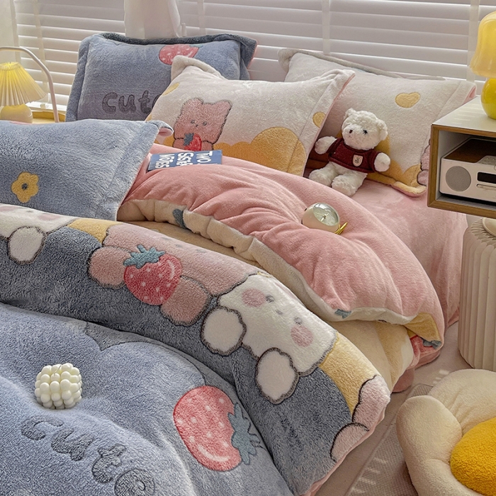 91家纺网 家纺一手货源 找家纺 宜家坊 2023新款高克重立体雪花绒四件套 系列一 草莓熊