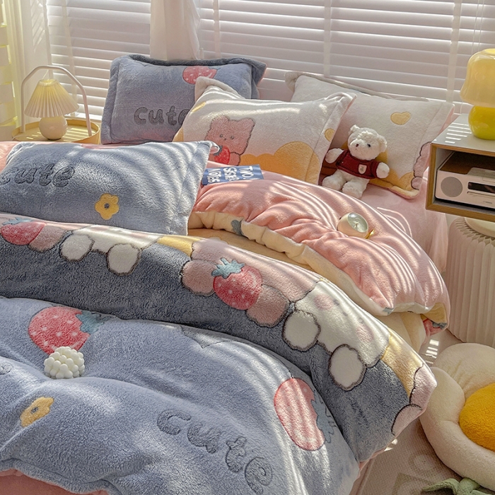 91家纺网 家纺一手货源 找家纺 宜家坊 2023新款高克重立体雪花绒四件套 系列一 草莓熊