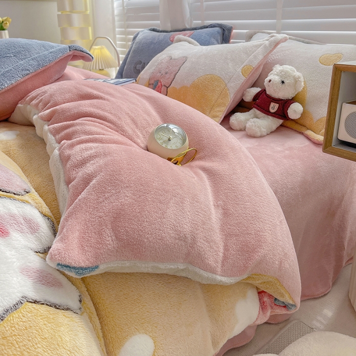 91家纺网 家纺一手货源 找家纺 宜家坊 2023新款高克重立体雪花绒四件套 系列一 草莓熊