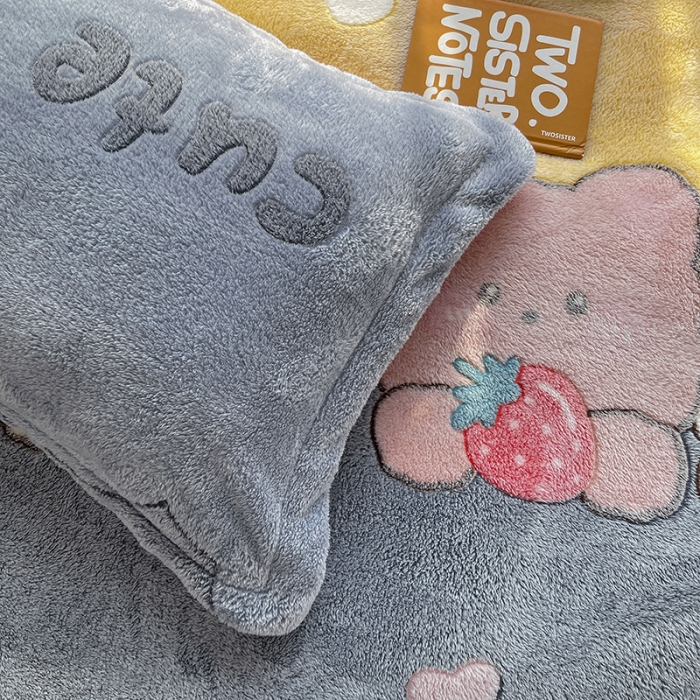 91家纺网 家纺一手货源 找家纺 宜家坊 2023新款高克重立体雪花绒四件套 系列一 草莓熊