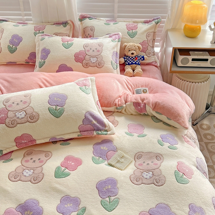 91家纺网 家纺一手货源 找家纺 宜家坊 2023新款高克重立体雪花绒四件套 系列一 快乐小熊