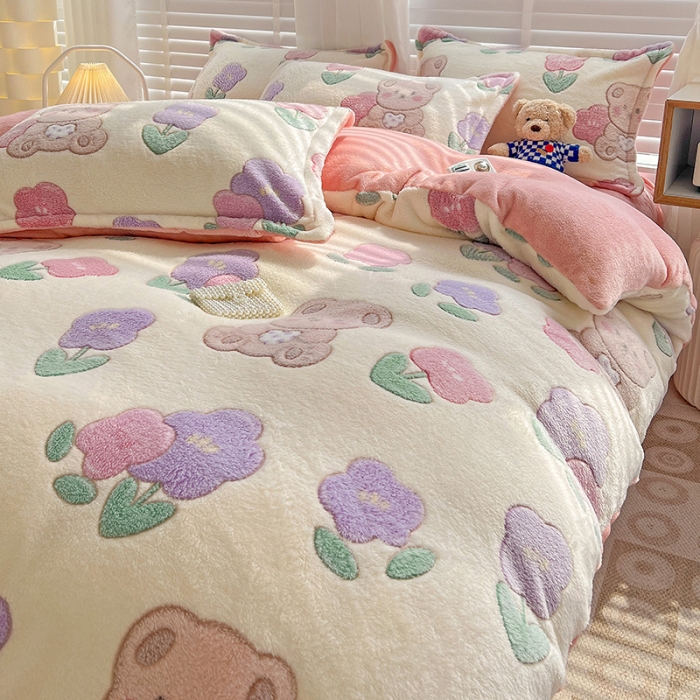 91家纺网 家纺一手货源 找家纺 宜家坊 2023新款高克重立体雪花绒四件套 系列一 快乐小熊