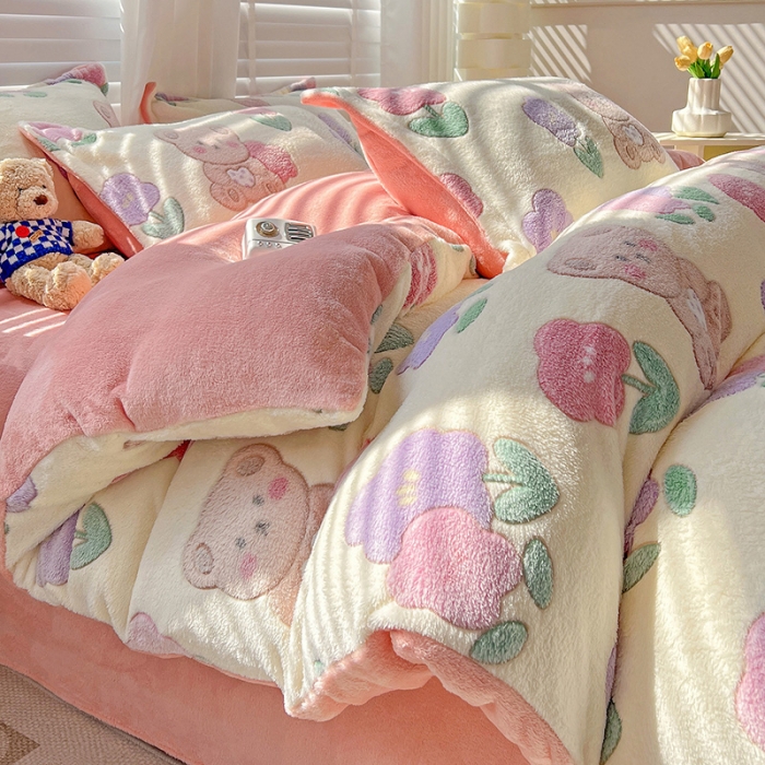 91家纺网 家纺一手货源 找家纺 宜家坊 2023新款高克重立体雪花绒四件套 系列一 快乐小熊