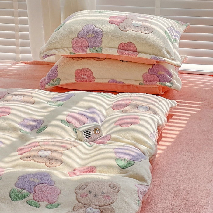 91家纺网 家纺一手货源 找家纺 宜家坊 2023新款高克重立体雪花绒四件套 系列一 快乐小熊