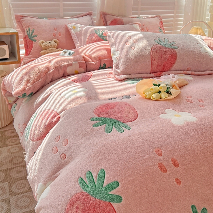 91家纺网 家纺一手货源 找家纺 宜家坊 2023新款高克重立体雪花绒四件套 系列一 小草莓