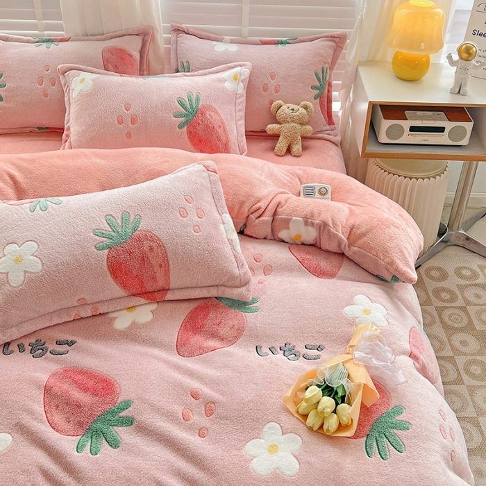 91家纺网 家纺一手货源 找家纺 宜家坊 2023新款高克重立体雪花绒四件套 系列一 小草莓