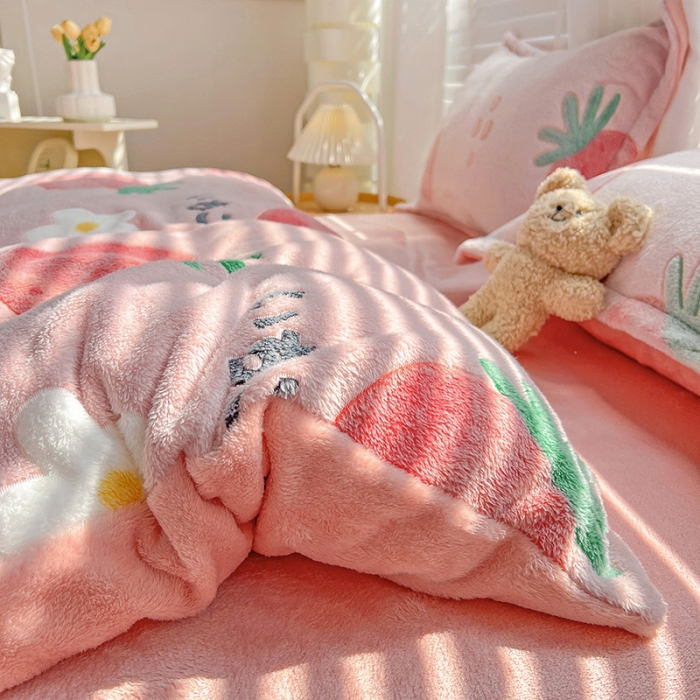 91家纺网 家纺一手货源 找家纺 宜家坊 2023新款高克重立体雪花绒四件套 系列一 小草莓