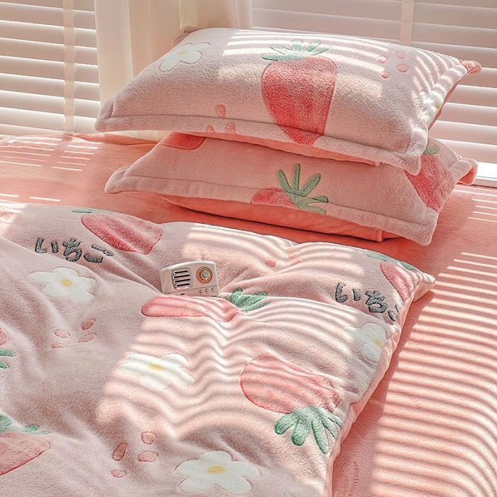 91家纺网 家纺一手货源 找家纺 宜家坊 2023新款高克重立体雪花绒四件套 系列一 小草莓