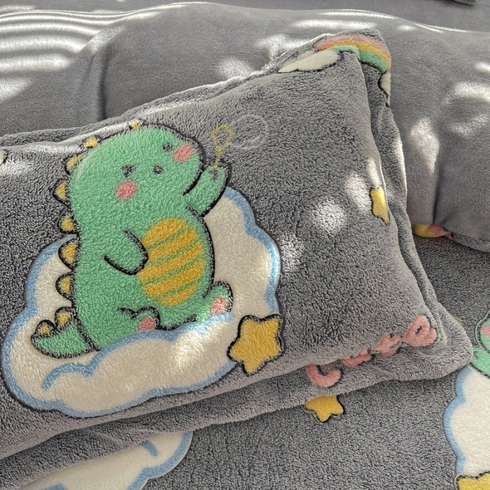 91家纺网 家纺一手货源 找家纺 宜家坊 2023新款高克重立体雪花绒四件套 系列一 小恐龙