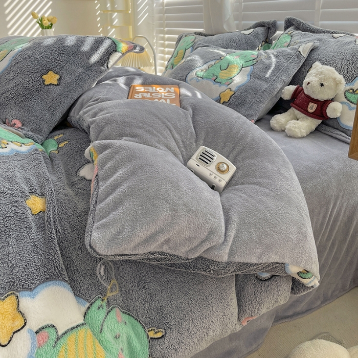 91家纺网 家纺一手货源 找家纺 宜家坊 2023新款高克重立体雪花绒四件套 系列一 小恐龙