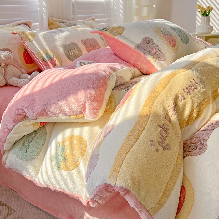 91家纺网 家纺一手货源 找家纺 宜家坊 2023新款高克重立体雪花绒四件套 系列一 熊熊乐园-米