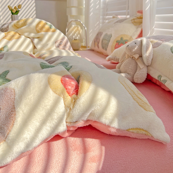 91家纺网 家纺一手货源 找家纺 宜家坊 2023新款高克重立体雪花绒四件套 系列一 熊熊乐园-米