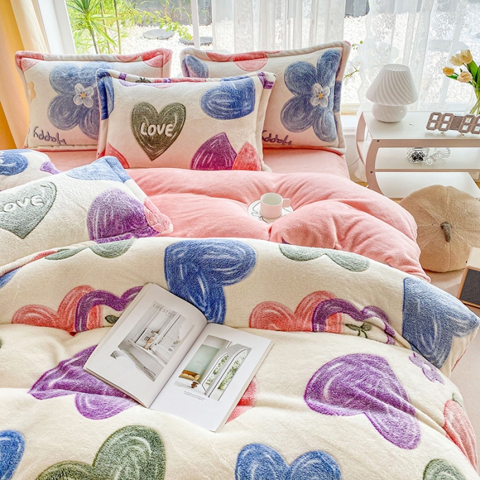 91家纺网 家纺一手货源 找家纺 宜家坊 2023新款高克重立体雪花绒四件套 系列二 爱心樱桃