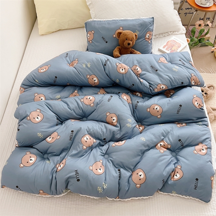 91家纺网 家纺一手货源 找家纺 心卓婴童馆 2025新款针织棉印花被子系列-儿童款 可爱熊-蓝