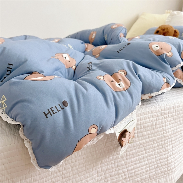 91家纺网 家纺一手货源 找家纺 心卓婴童馆 2025新款针织棉印花被子系列-儿童款 可爱熊-蓝