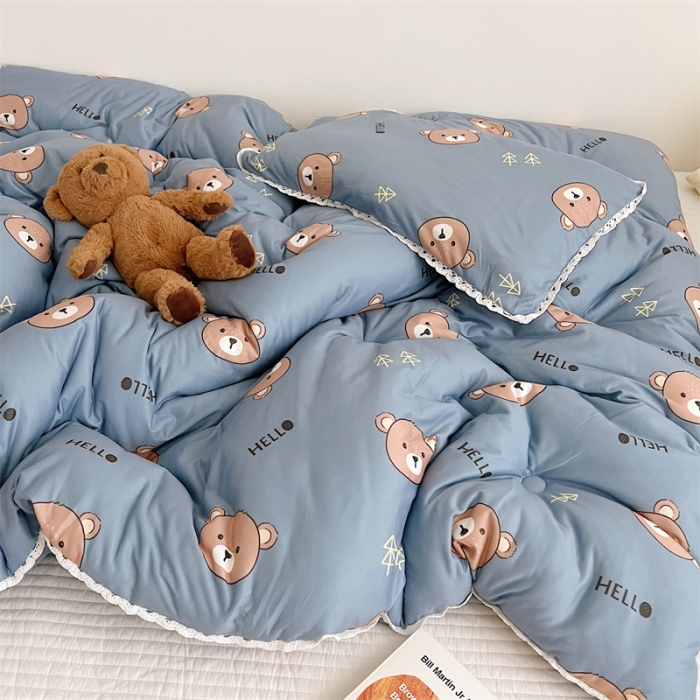 91家纺网 家纺一手货源 找家纺 心卓婴童馆 2025新款针织棉印花被子系列-儿童款 可爱熊-蓝