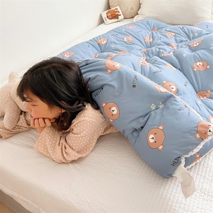 91家纺网 家纺一手货源 找家纺 心卓婴童馆 2025新款针织棉印花被子系列-儿童款 可爱熊-蓝