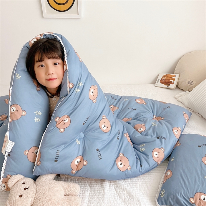 91家纺网 家纺一手货源 找家纺 心卓婴童馆 2025新款针织棉印花被子系列-儿童款 可爱熊-蓝