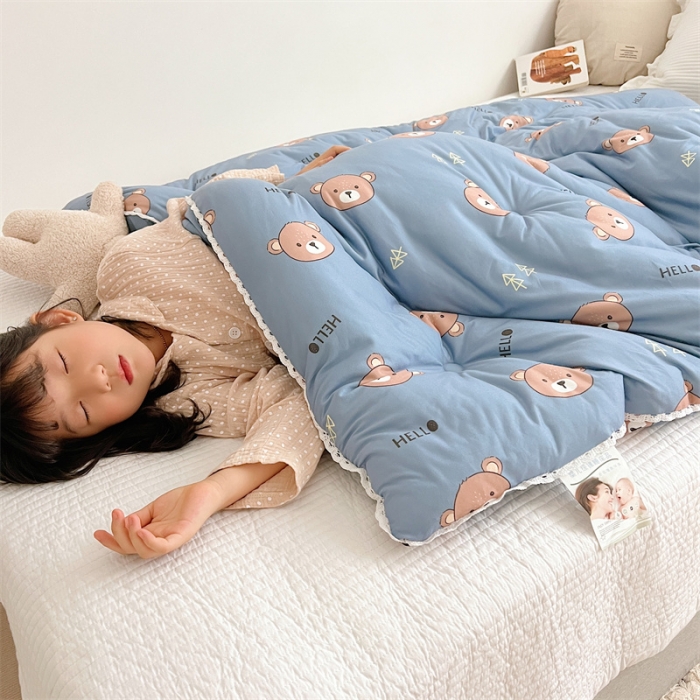 91家纺网 家纺一手货源 找家纺 心卓婴童馆 2025新款针织棉印花被子系列-儿童款 可爱熊-蓝