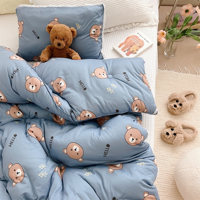 91家纺网 家纺一手货源 找家纺 心卓婴童馆 2025新款针织棉印花被子系列-儿童款 可爱熊-蓝
