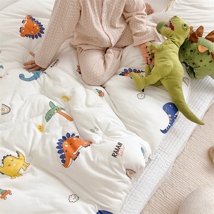 91家纺网 家纺一手货源 找家纺 心卓婴童馆 2025新款针织棉印花被子系列-儿童款 恐龙家族