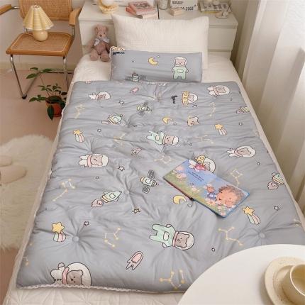 91家纺网 家纺一手货源 找家纺 心卓婴童馆 2025新款针织棉印花被子系列-儿童款 太空熊