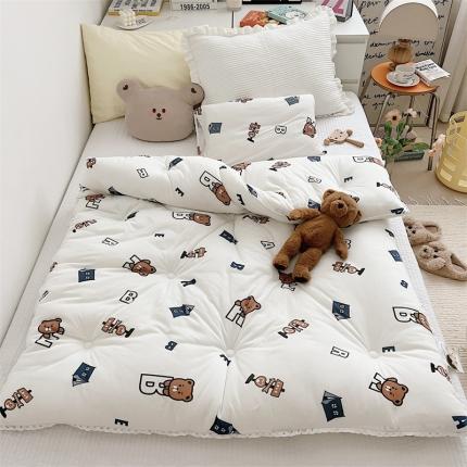 91家纺网 家纺一手货源 找家纺 心卓婴童馆 2025新款针织棉印花被子系列-儿童款 字母熊