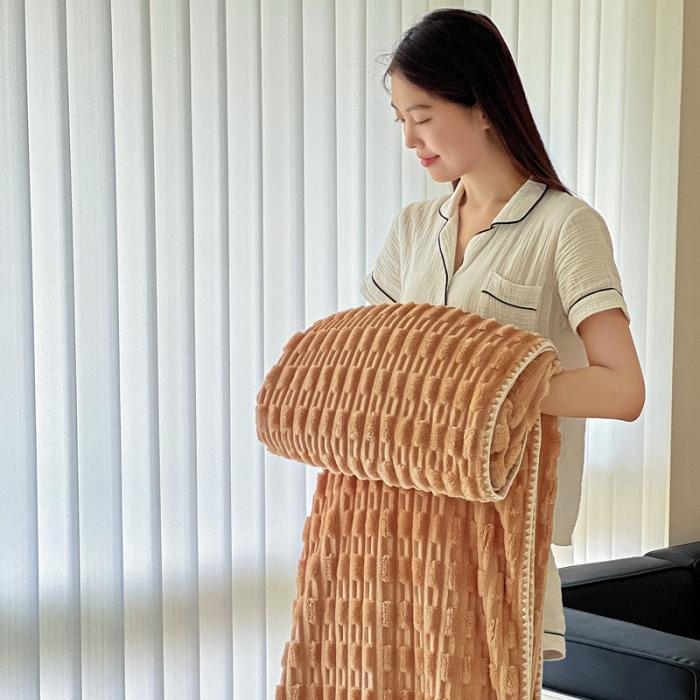 91家纺网 家纺一手货源 找家纺 法澳 2024新款A类仿兔毛绒300克牛奶绒多功能盖毯空调毯毛毯