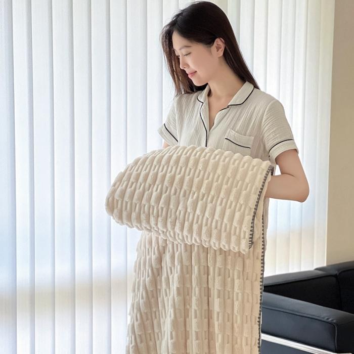 91家纺网 家纺一手货源 找家纺 法澳 2024新款A类仿兔毛绒300克牛奶绒多功能盖毯空调毯毛毯