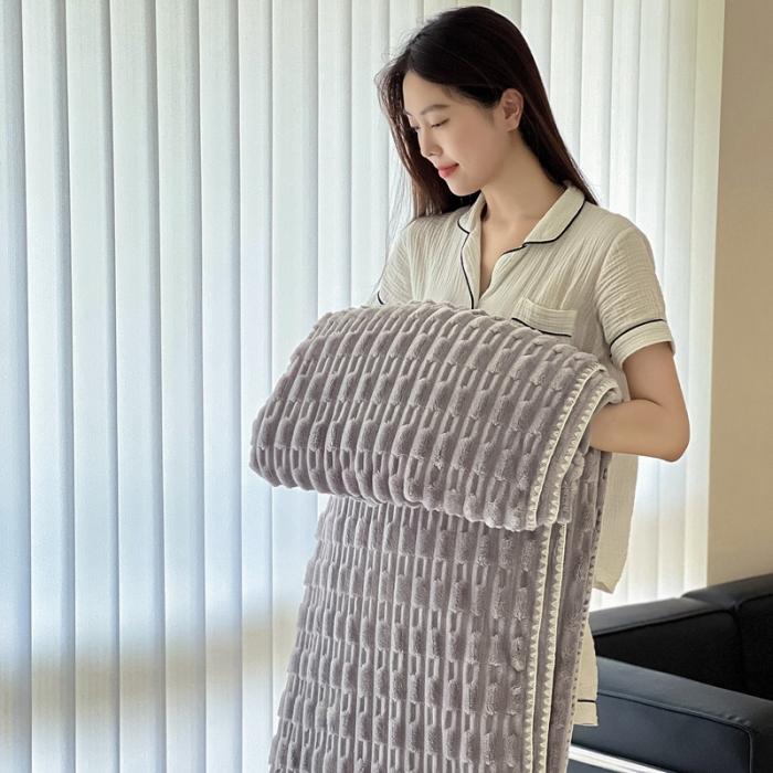 91家纺网 家纺一手货源 找家纺 法澳 2024新款A类仿兔毛绒300克牛奶绒多功能盖毯空调毯毛毯