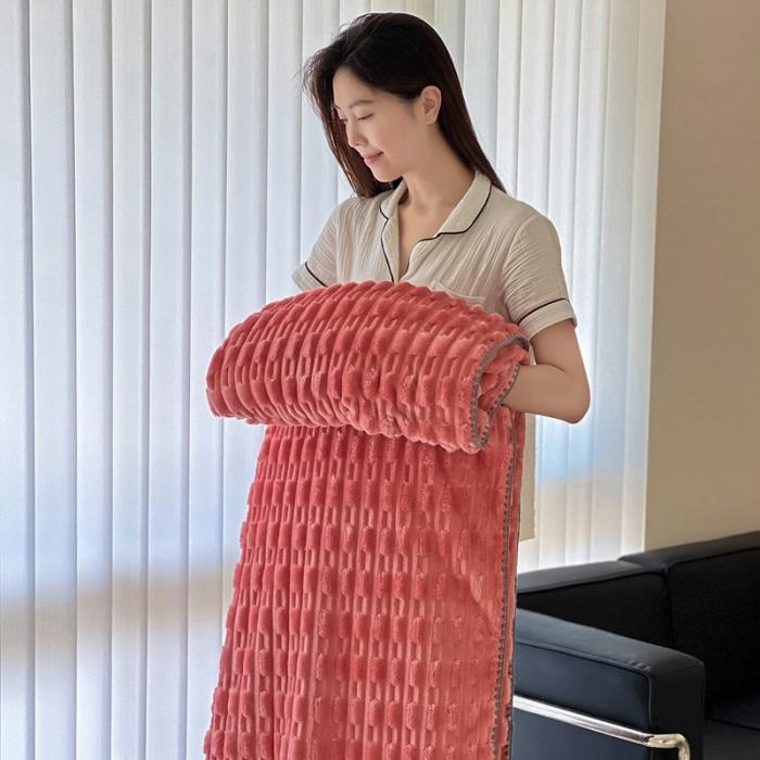 91家纺网 家纺一手货源 找家纺 法澳 2024新款A类仿兔毛绒300克牛奶绒多功能盖毯空调毯毛毯