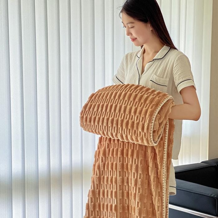 91家纺网 家纺一手货源 找家纺 法澳 2024新款A类仿兔毛绒300克牛奶绒多功能盖毯空调毯毛毯