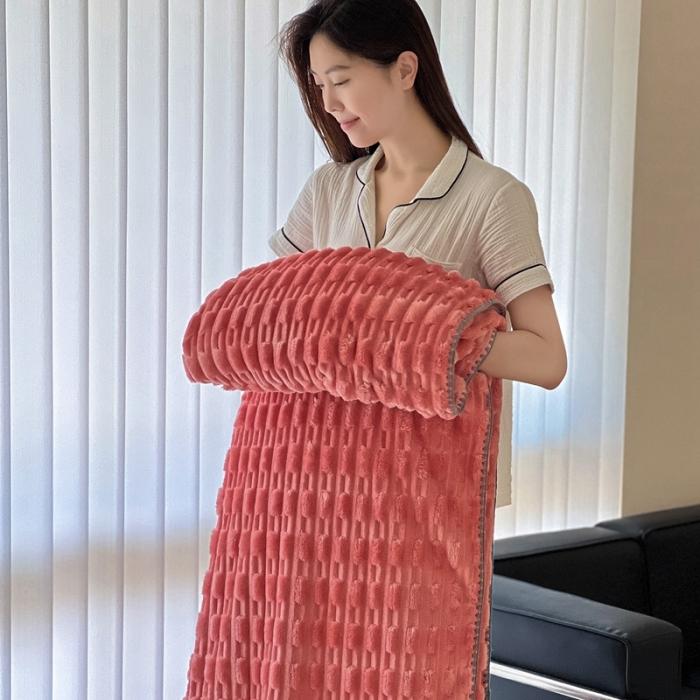 91家纺网 家纺一手货源 找家纺 法澳 2024新款A类仿兔毛绒300克牛奶绒多功能盖毯空调毯毛毯