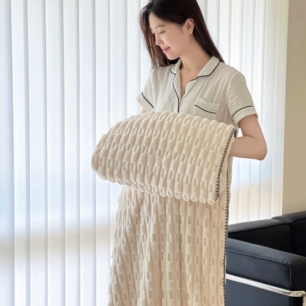 91家纺网 家纺一手货源 找家纺 （总）法澳 2024新款A类仿兔毛绒300克牛奶绒多功能盖毯空调毯毛毯