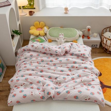 91家纺网 家纺一手货源 找家纺 心卓婴童馆 2025新款针织棉印花被子系列-儿童款 草莓小兔