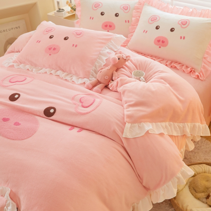 91家纺网 家纺一手货源 找家纺 （总）泉欣家纺2024网红牛奶绒卡通毛巾绣粉猪猪系列四件套（专版花型）