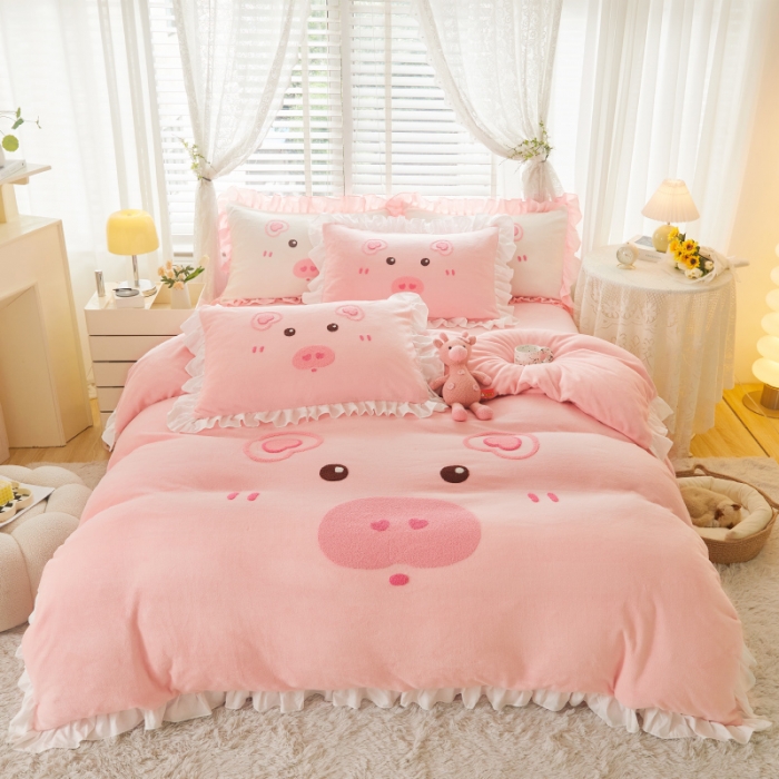 91家纺网 家纺一手货源 找家纺 （总）泉欣家纺2024网红牛奶绒卡通毛巾绣粉猪猪系列四件套（专版花型）