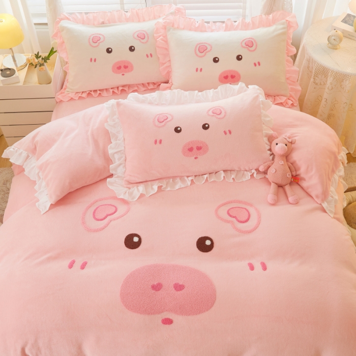 91家纺网 家纺一手货源 找家纺 （总）泉欣家纺2024网红牛奶绒卡通毛巾绣粉猪猪系列四件套（专版花型）